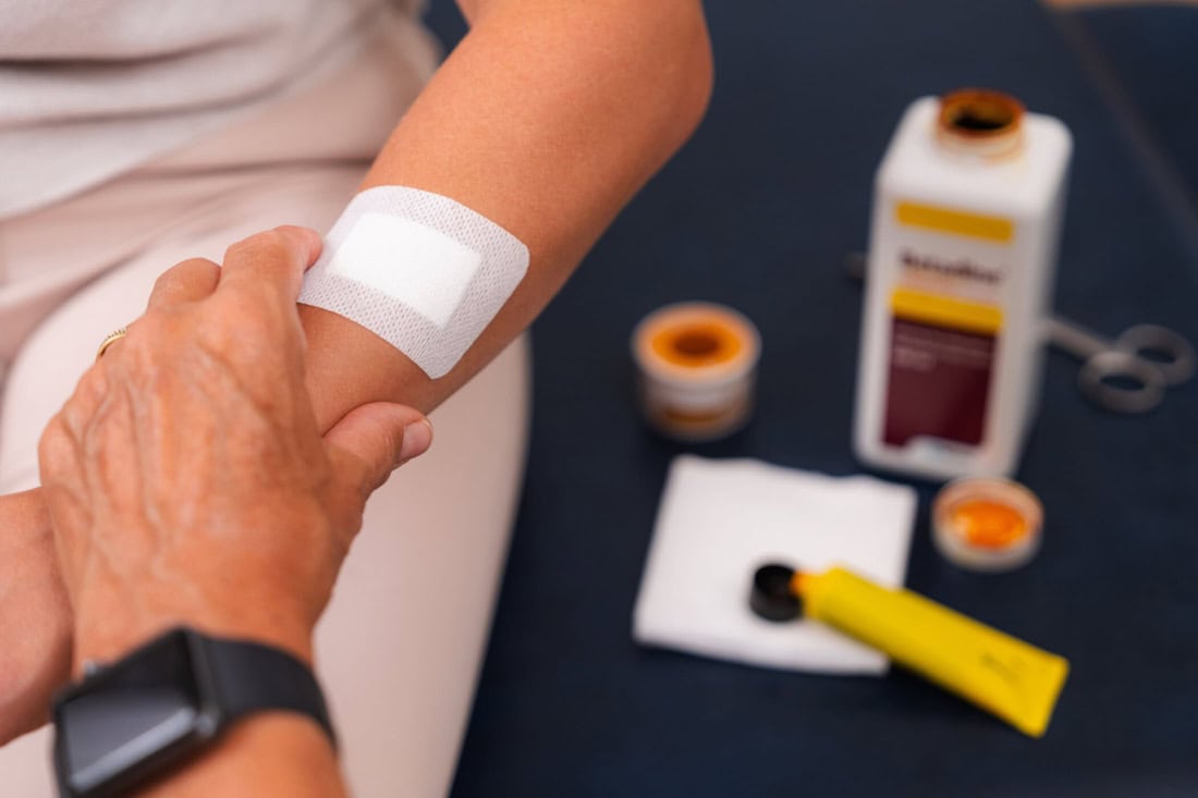 Wondzorg na chirurgische ingreep bij de huisarts, verbandwissel en medische benodigdheden.